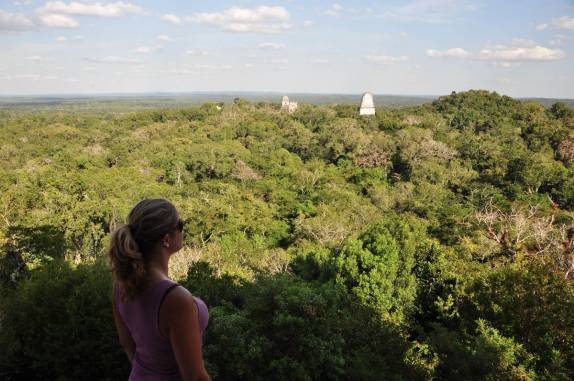 Admirando Tikal do seu ponto mais alto, o topo do Templo IV (na Guatemala)